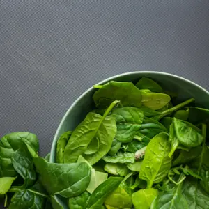 ახალი ისპანახით სავსე ჯამი