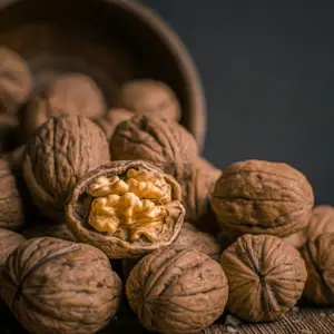 კაკლის გროვა, ერთ-ერთი გატეხილი კაკლიდან ჩანს შიგთავსი